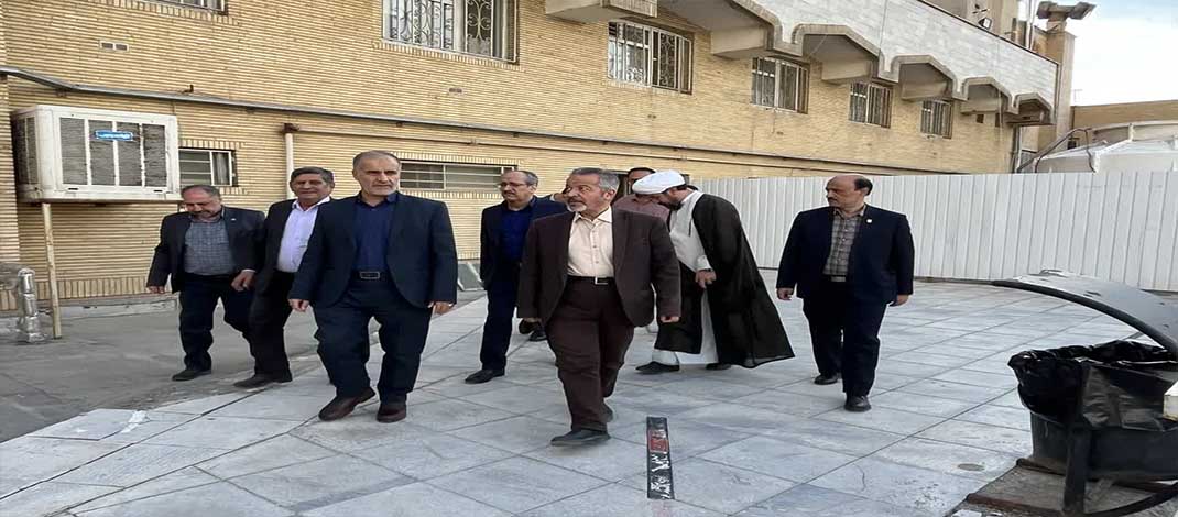  مدیرعامل شرکت پالایش نفت امام خمینی ره شازند از بیمارستان آیت اله خوانساری اراک بازدید کرد